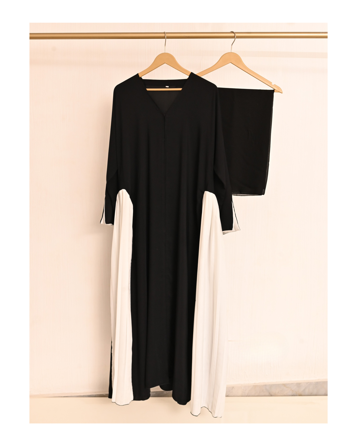 Nura Black & White  – Premium Emirati Abaya