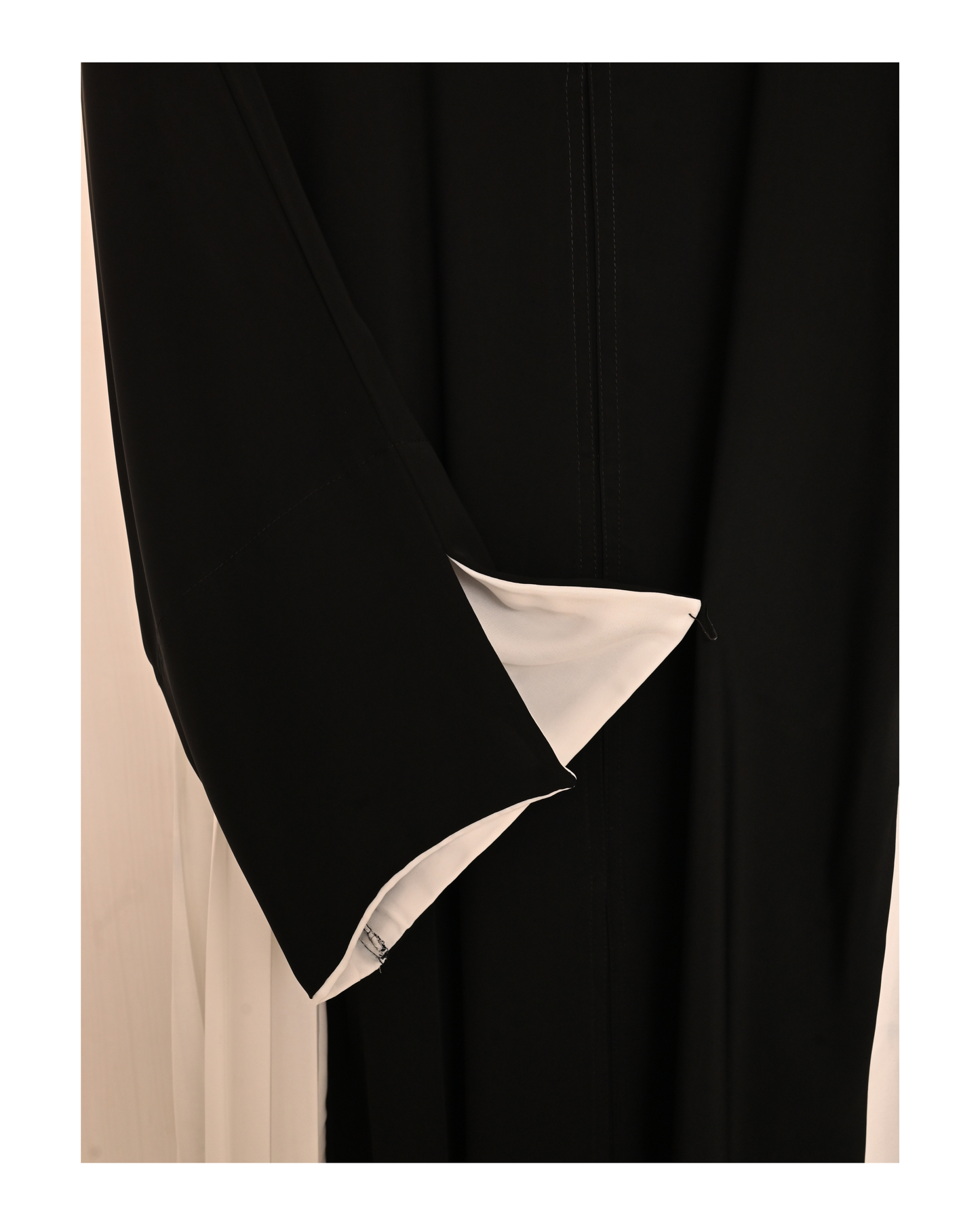 Nura Black & White  – Premium Emirati Abaya