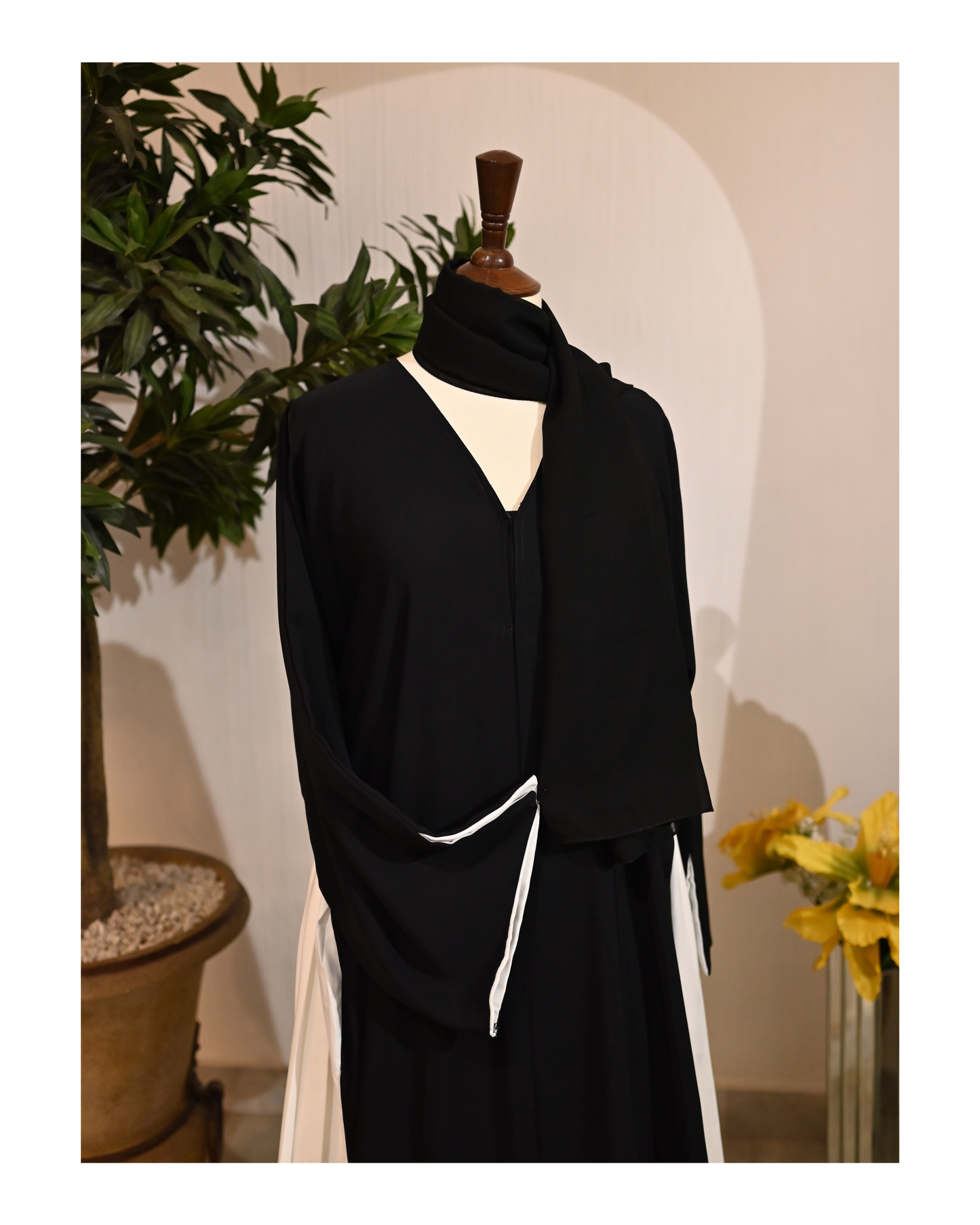 Nura Black & White  – Premium Emirati Abaya
