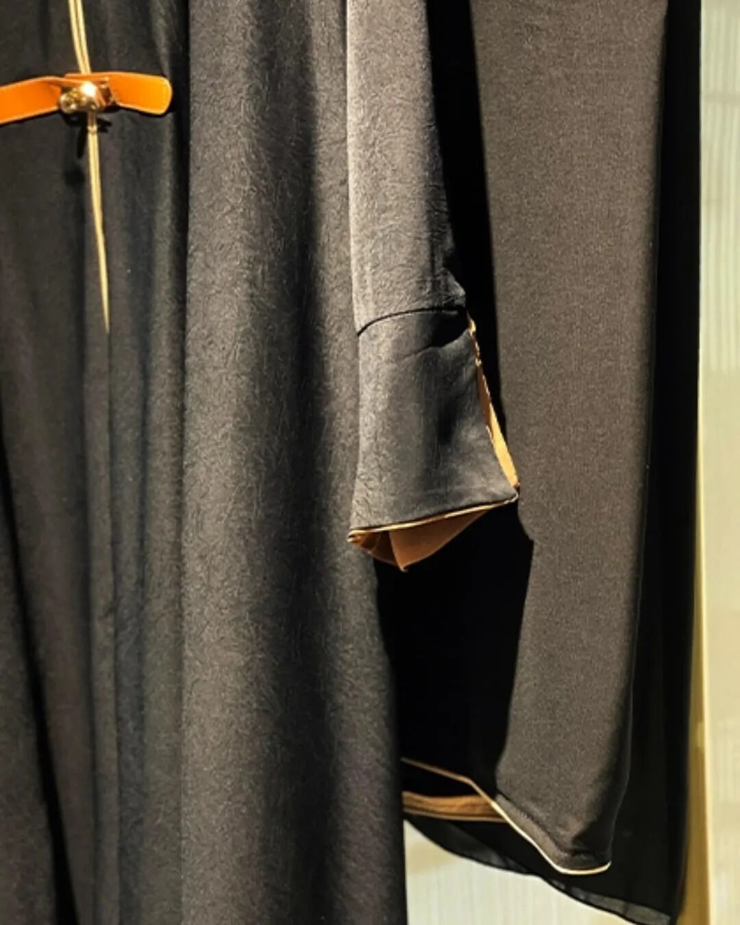 Zeen Black – Premium Emirati Open Abaya