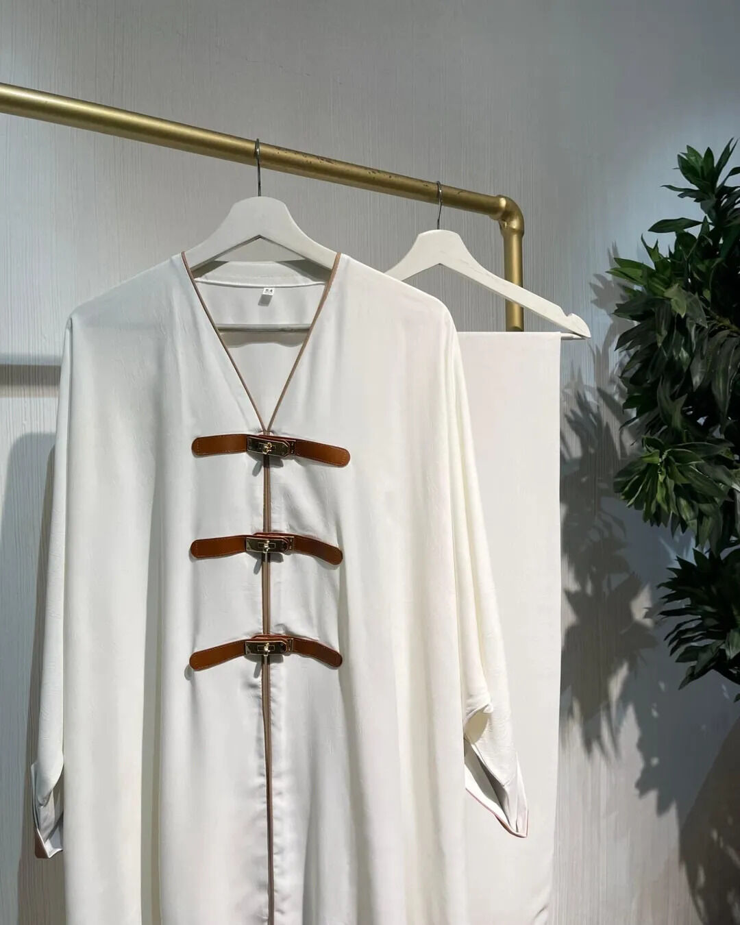 Zeen White – Premium Emirati Open Abaya